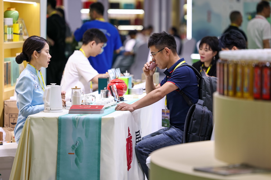 5月21日，觀眾在第七屆中國國際茶葉博覽會湖北組團展區品茶。