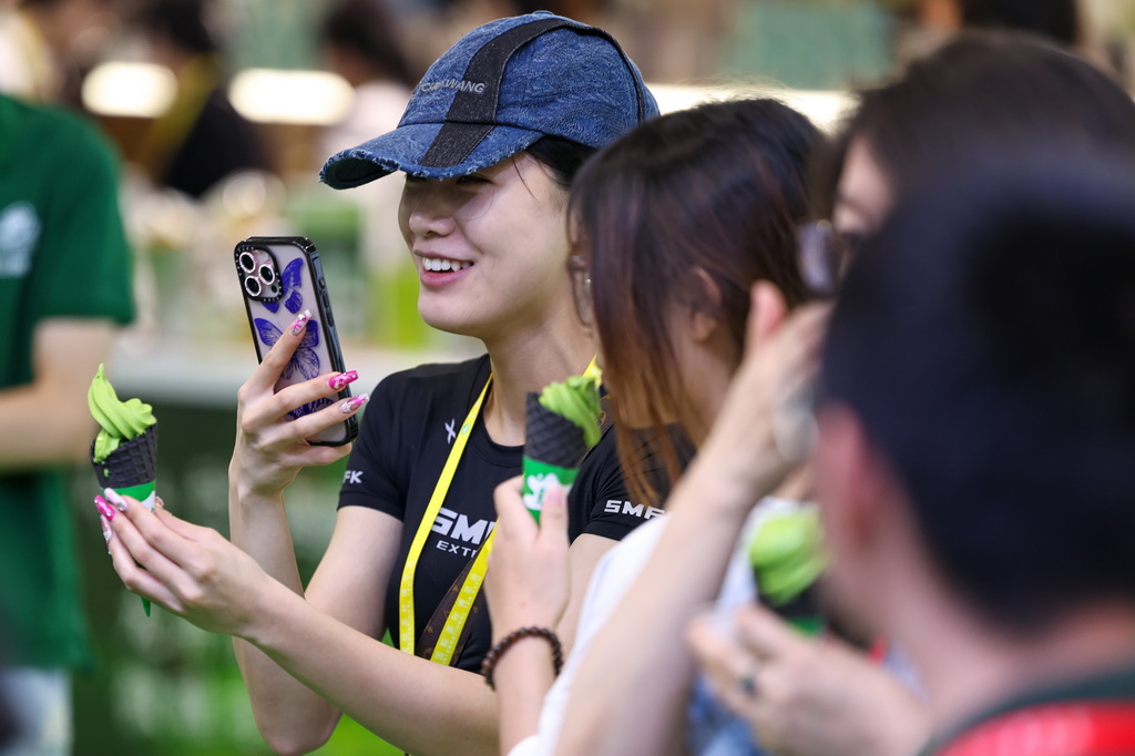 5月21日，觀眾在第七屆中國國際茶葉博覽會現場品嘗抹茶冰激凌。