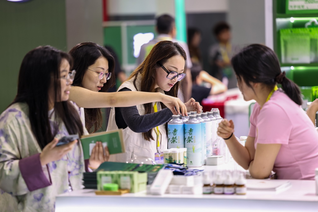 5月21日，觀眾在第七屆中國國際茶葉博覽會現場挑選安吉白茶茶飲。