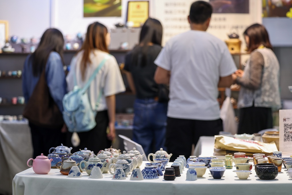 5月21日，觀眾在第七屆中國國際茶葉博覽會現場挑選茶器。