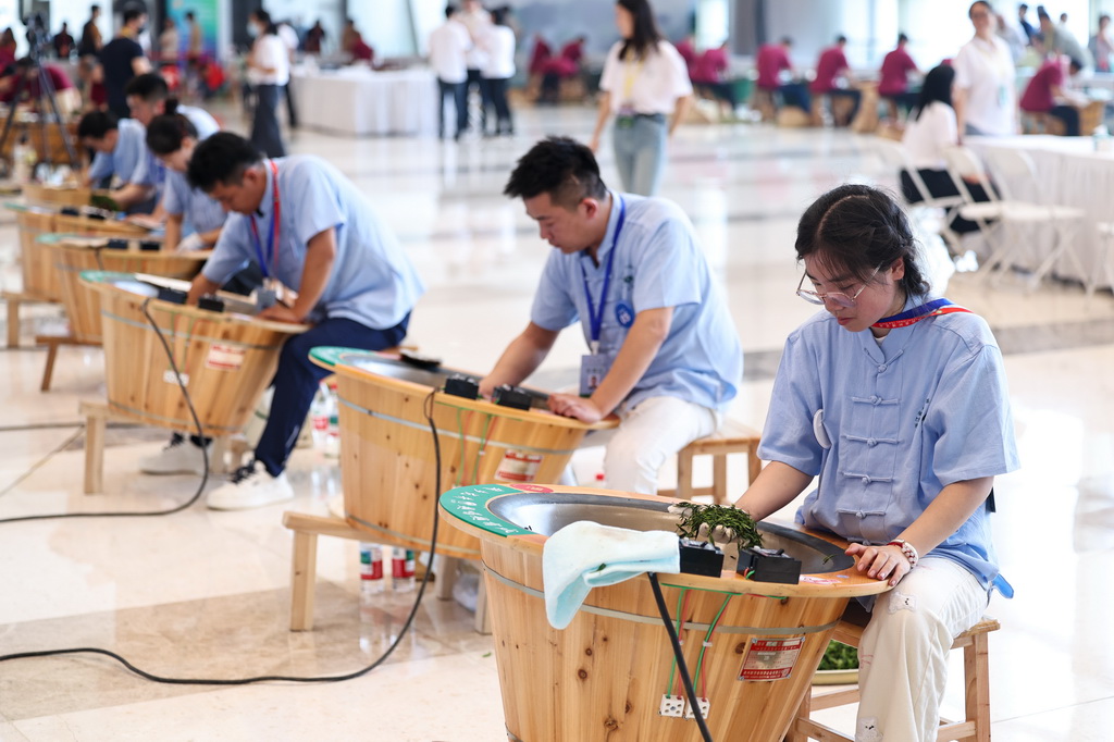 5月21日，參加2025年浙江省龍井茶炒制技能大賽的選手在炒制龍井茶。