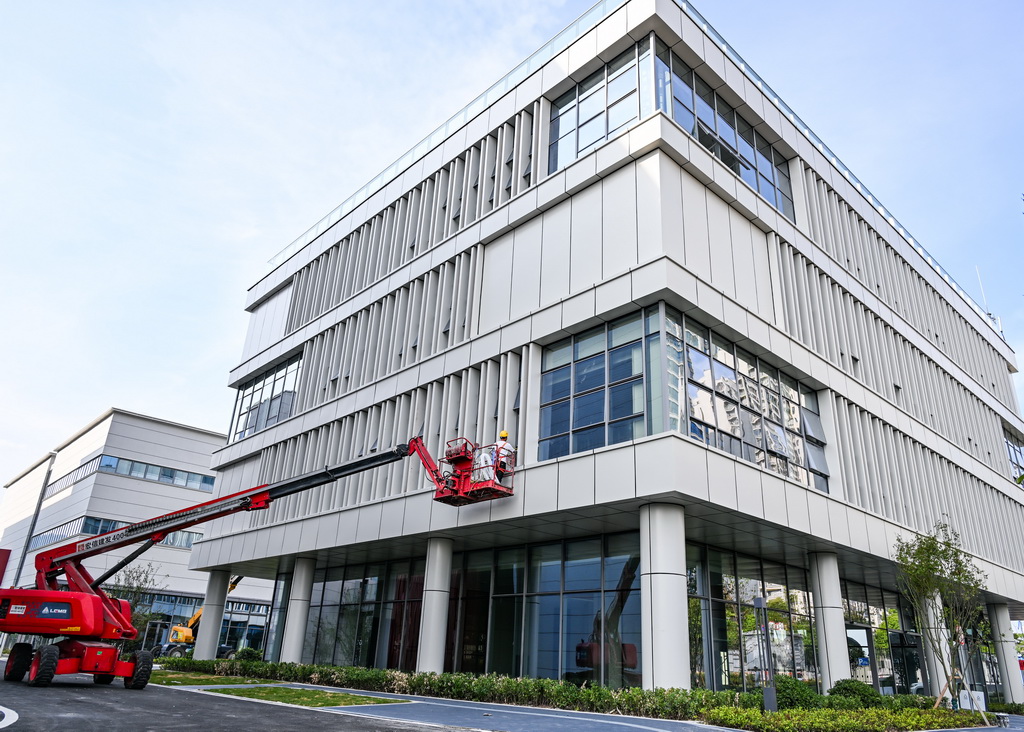 5月21日，工人在重慶永川科技片場二期項目作業。