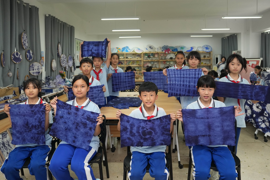 5月21日，學生們在吉首市芙蓉學校展示扎染作品。
