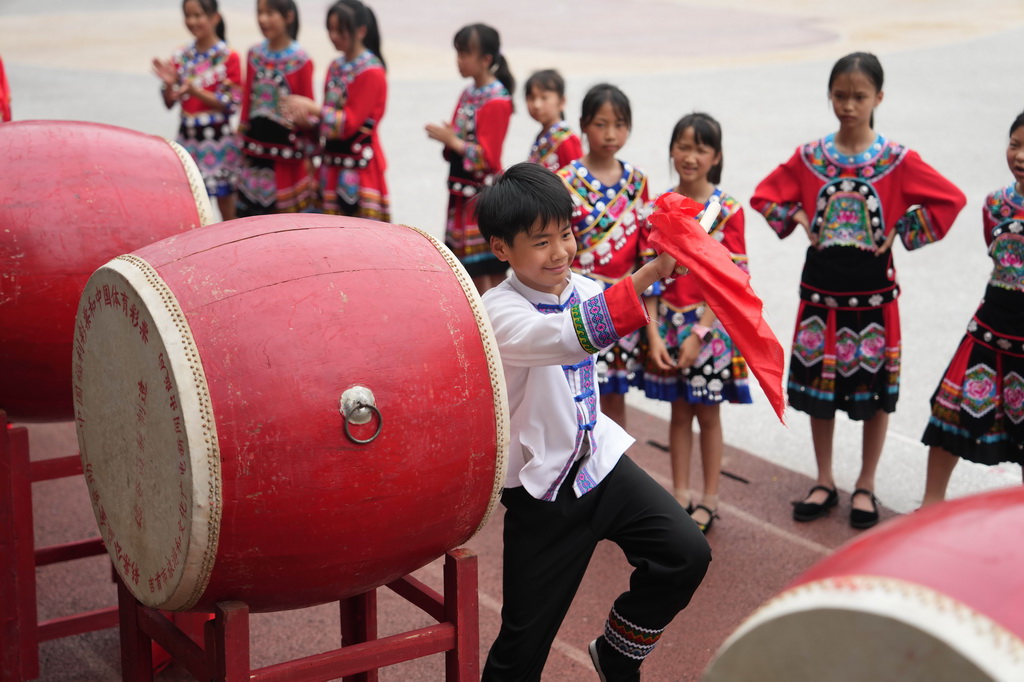 5月21日，學生在吉首市寨陽鄉中心完小練習苗鼓。
