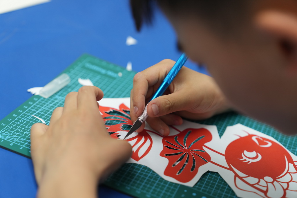 5月21日，學生在吉首市芙蓉學校學習踏虎鑿花（剪紙）技藝。