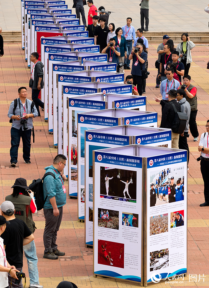 與會者在參觀展覽。