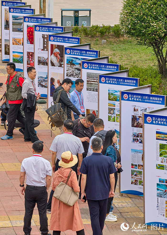 與會者在參觀展覽。