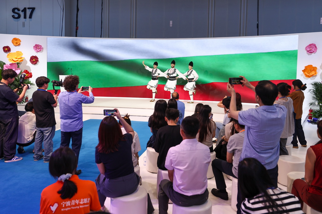 5月22日，觀眾在第四屆中國－中東歐國家博覽會暨國際消費品博覽會現場欣賞保加利亞文藝表演。新華社記者 江漢 攝
