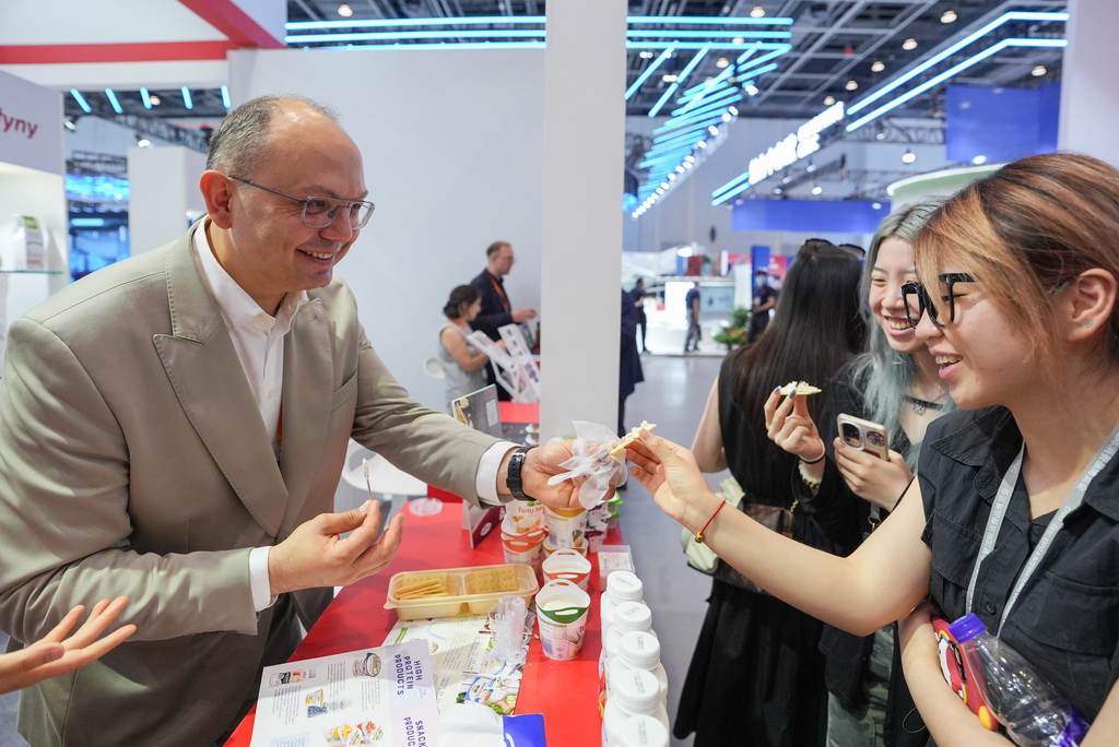 5月22日，波蘭參展商在中東歐展館推介奶酪。新華社記者 黃宗治 攝