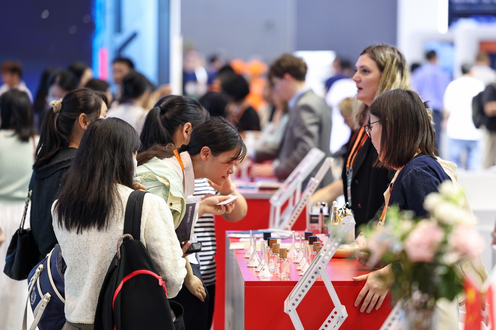 5月22日，觀眾在第四屆中國－中東歐國家博覽會暨國際消費品博覽會現場參觀。新華社記者 江漢 攝