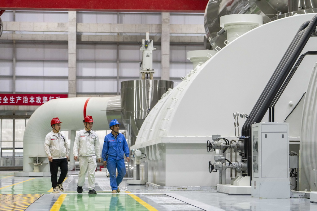 5月22日，長安益陽電廠工作人員巡檢發電設備。