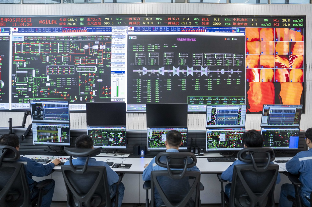 5月22日，長安益陽電廠工作人員監控發電設備運行情況。