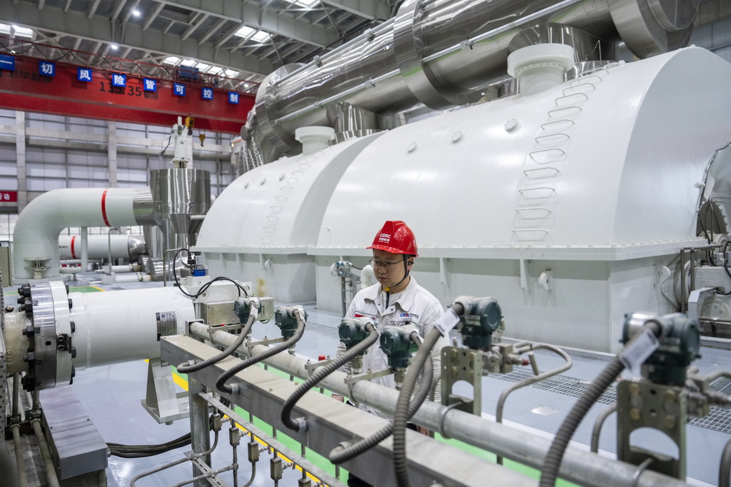 5月22日，長安益陽電廠工作人員巡檢發電設備。