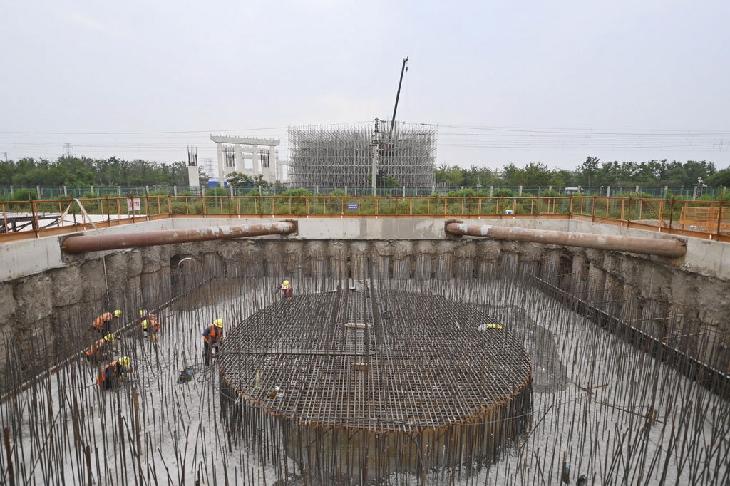 5月22日，中鐵十八局的建設者在施工現場作業。