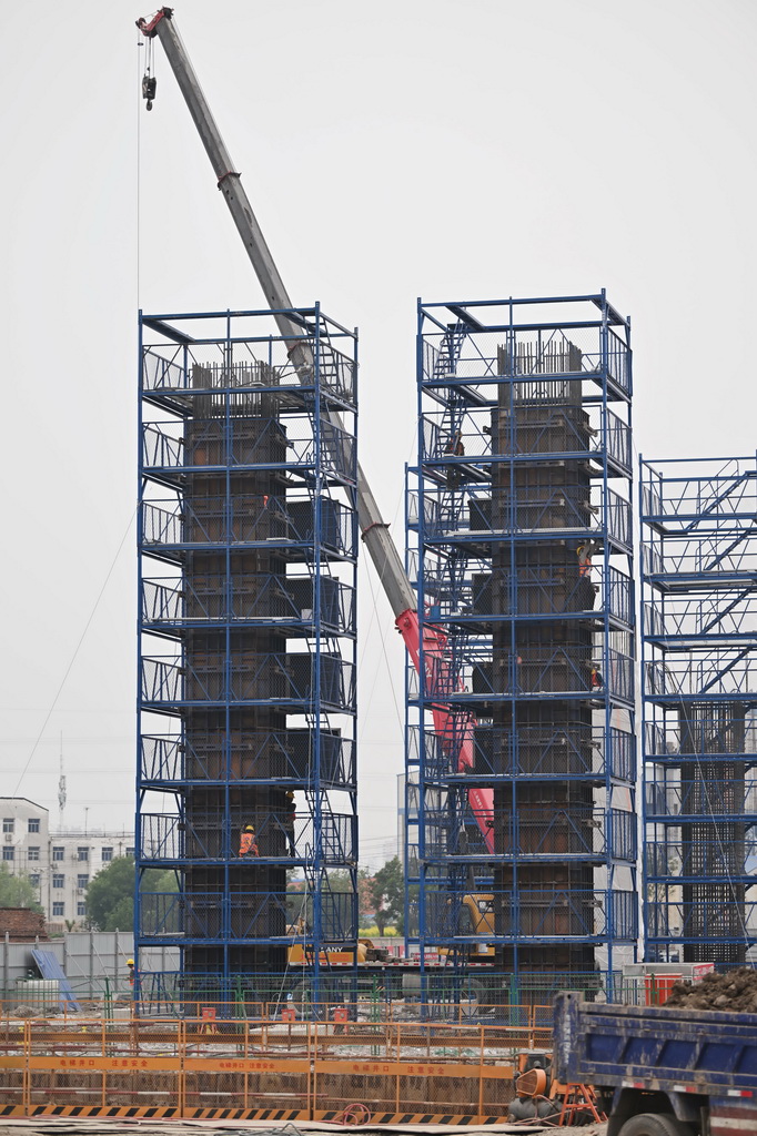5月22日，中鐵十八局的建設者在施工現場作業。
