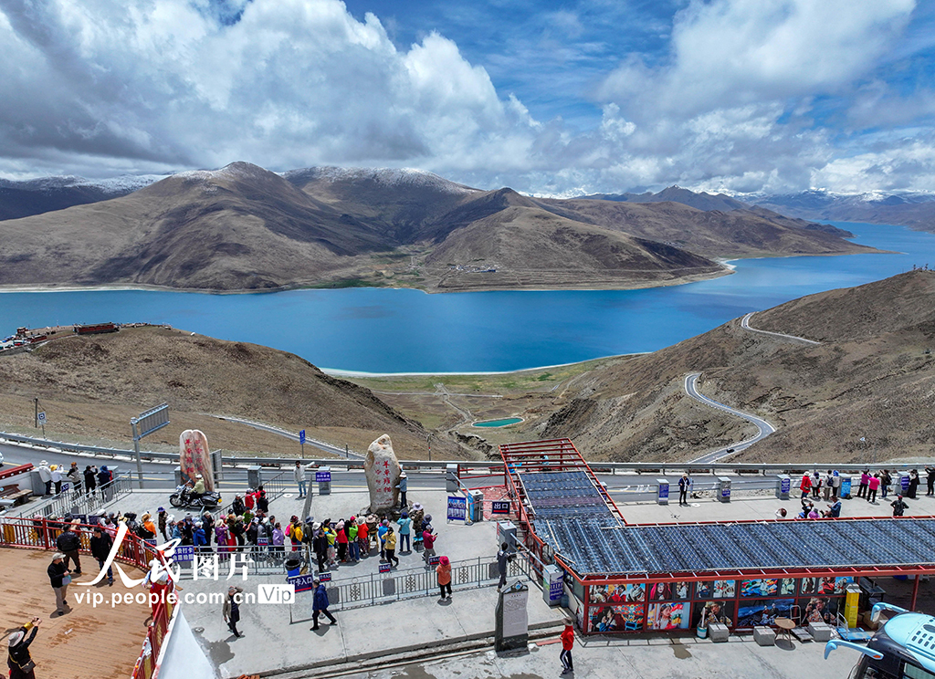 西藏山南：羊卓雍措美景如畫