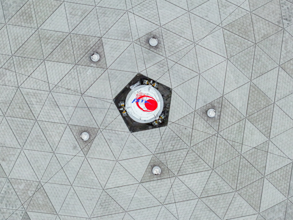 這是2月18日拍攝的“中國天眼”饋源艙（無人機照片，維護保養期間拍攝）。