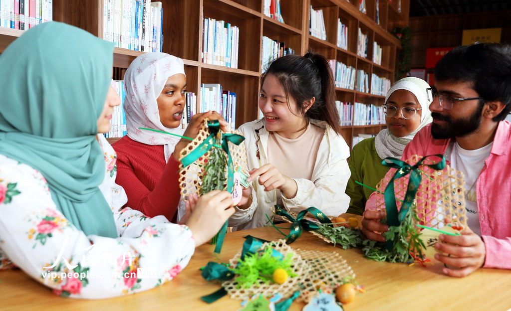 浙江臺州：外國留學生體驗端午節文化【2】