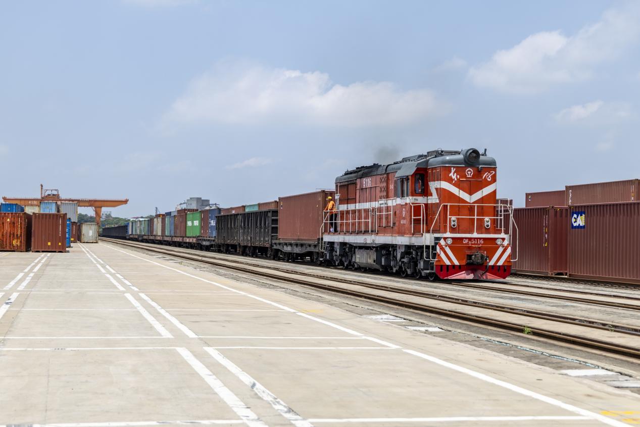 滿載貨物的鐵海聯運外貿班列正駛出南昌國際陸港。王劍攝