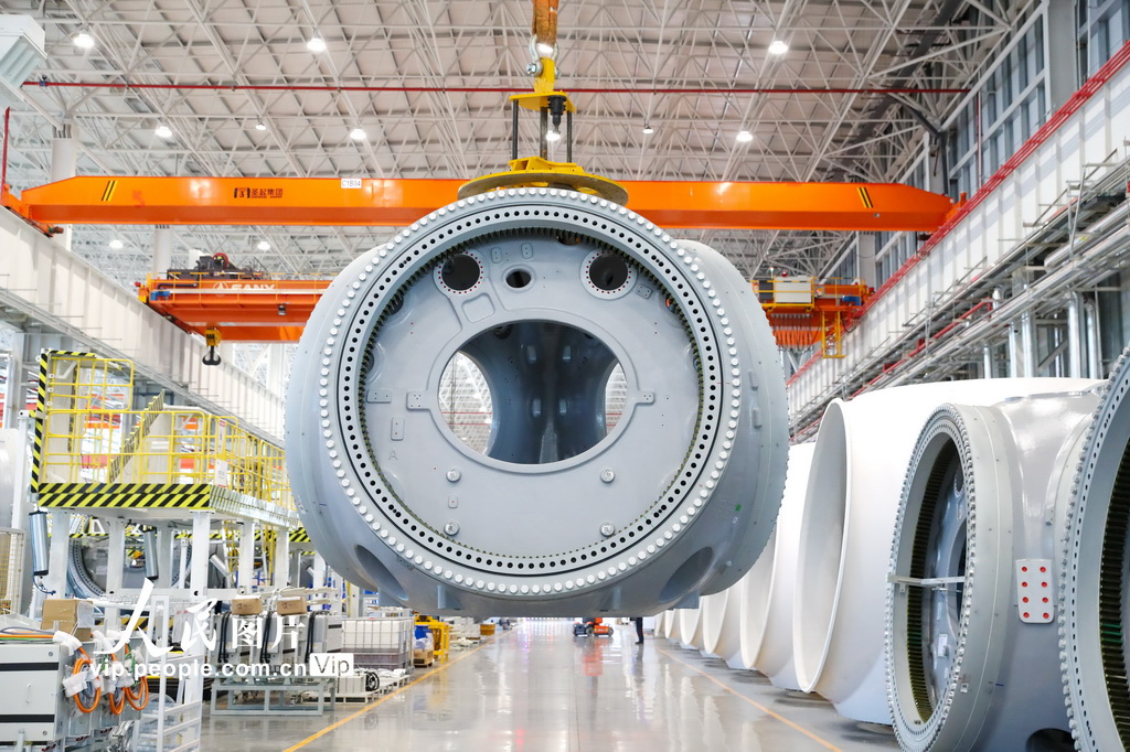 5月24日，在三一重能（日照）風電智能制造基地，工人在吊運風電輪轂。