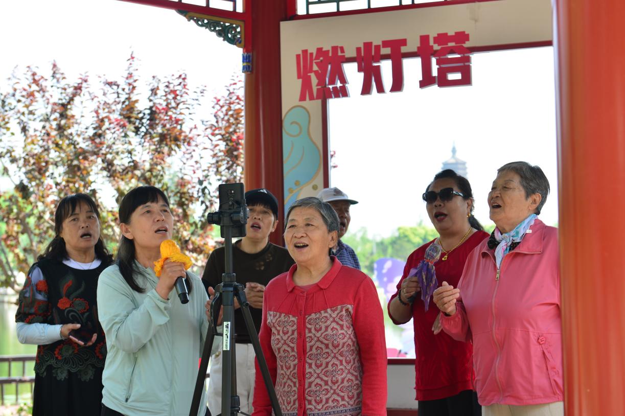 在通州西海子公園里唱歌休閑的市民。陳斌攝