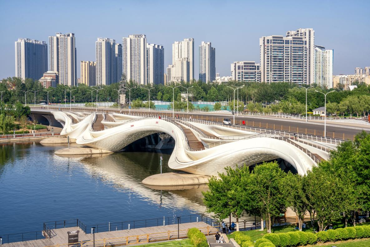 造型別致的千荷瀉露橋。趙瑞攝