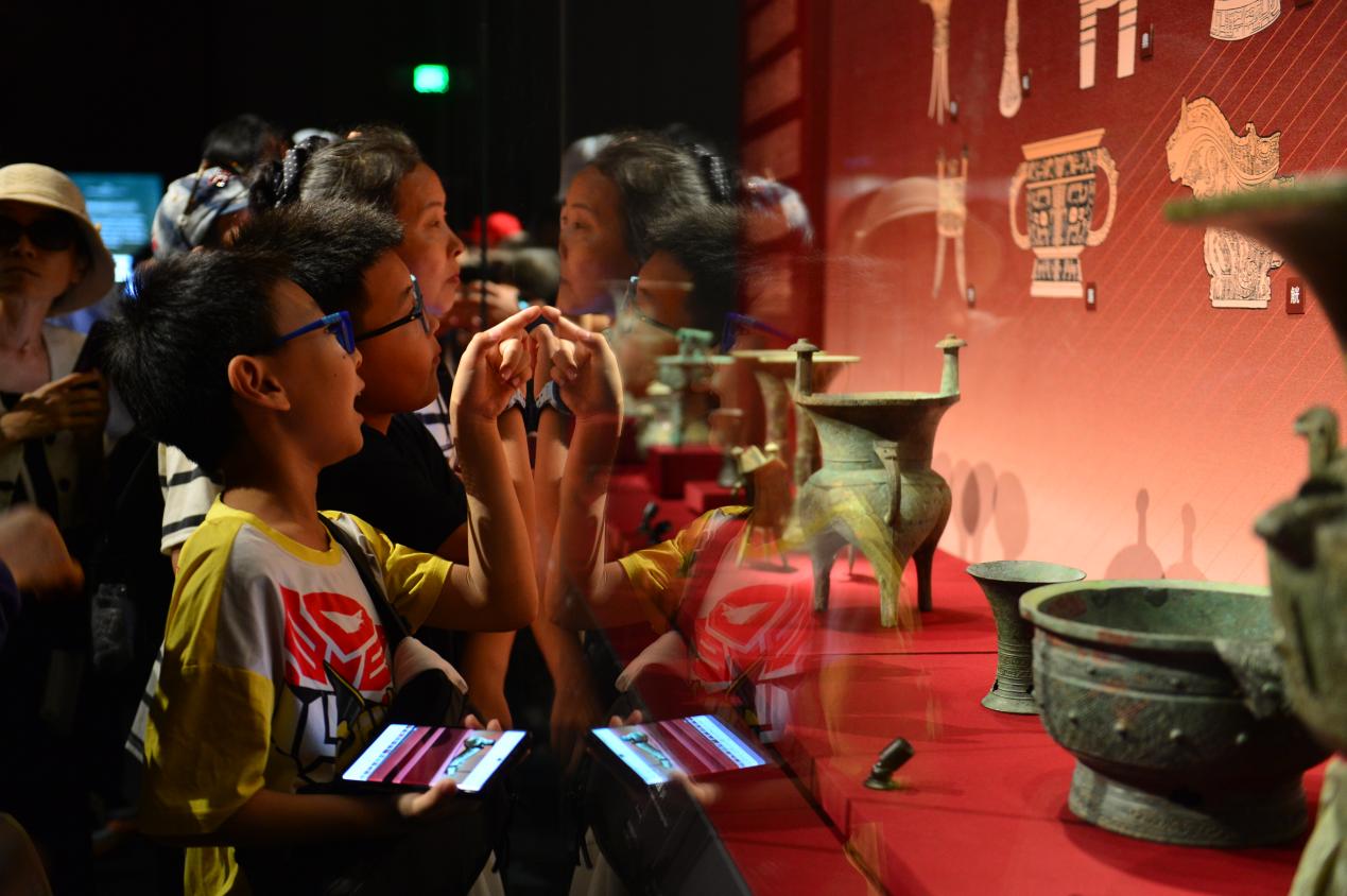 觀眾在北京大運河博物館“看·見殷商”展參觀。陳斌攝