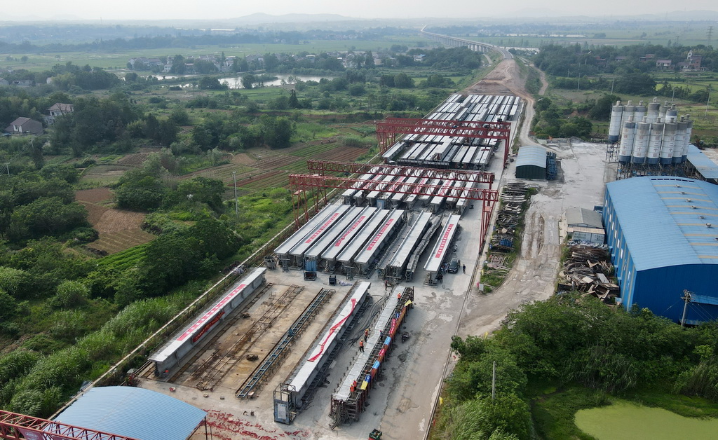 銅陵江北港鐵路專用線T梁預制施工現場（5月26日攝，無人機照片）。