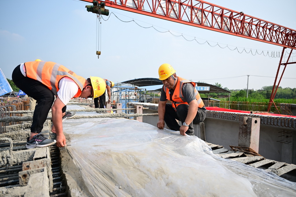 5月26日，工人在銅陵江北港鐵路專用線T梁預制施工現場作業。