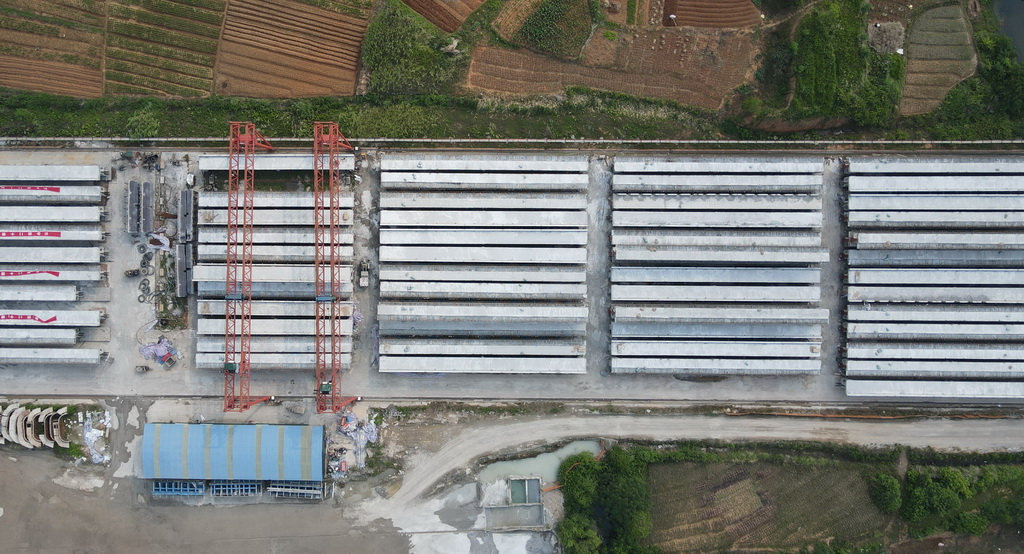 銅陵江北港鐵路專用線T梁預制施工現場（5月26日攝，無人機照片）。