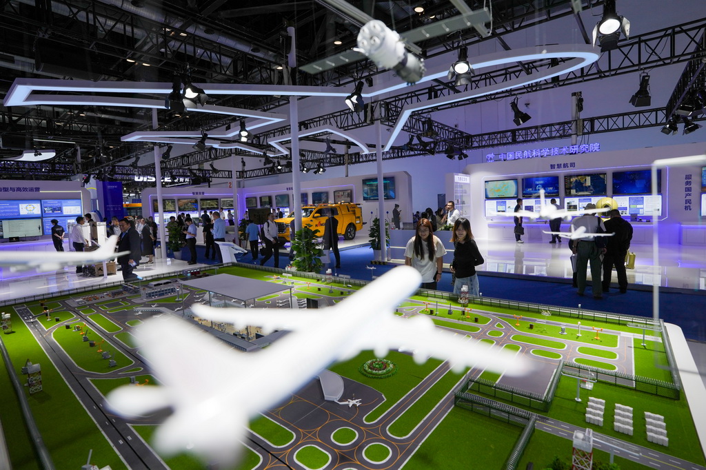 5月26日，在第三屆民航科教創新成果展上，參觀者在中國民航科學技術研究院的展區參觀。