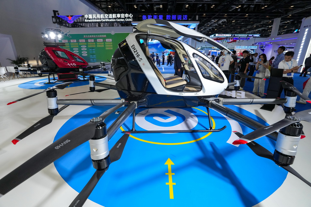 5月26日，在第三屆民航科教創新成果展的億航智能公司展區，參觀者在參觀展出的可應用于城市空中交通的無人駕駛載人航空器。