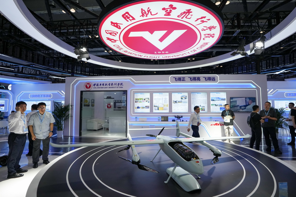 5月26日，在中國民用航空飛行學院展區，參觀者觀看展出的氫燃料全工況增程式復合翼無人機平臺。