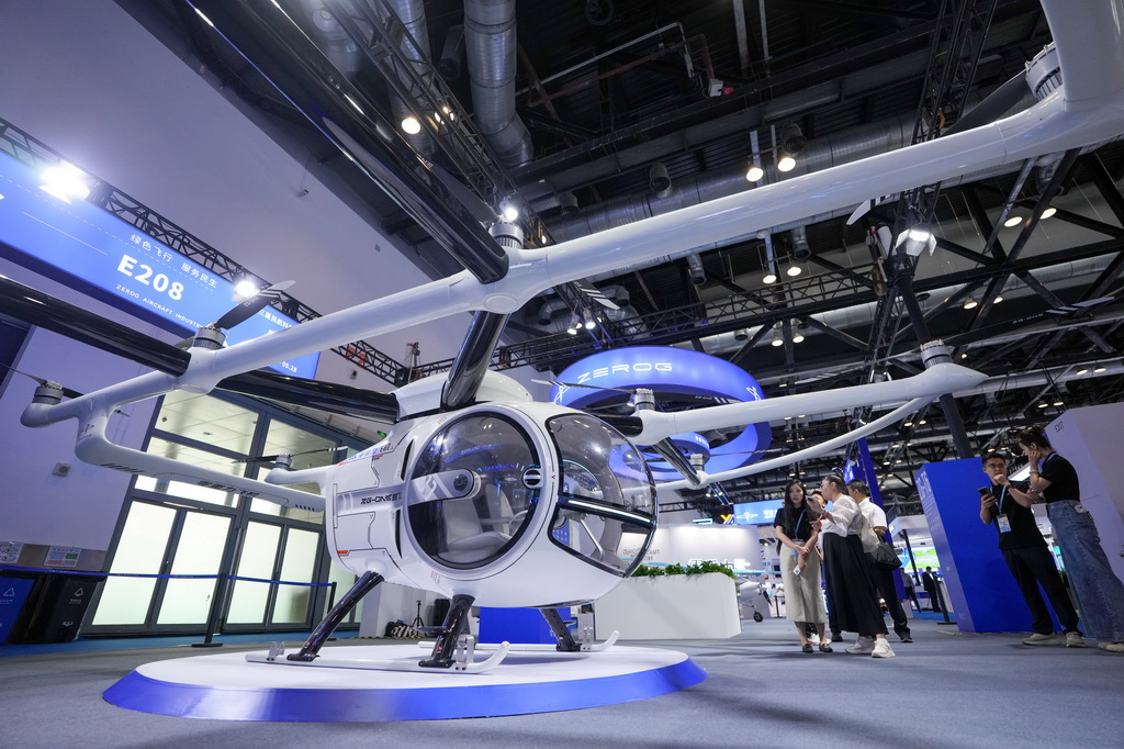 5月26日，在第三屆民航科教創新成果展上，參觀者參觀展出的一款“鵲飛”無人駕駛載人飛行器。