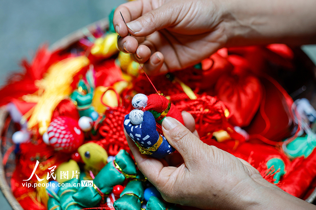 安徽歙縣：趕制“徽州端午錦”【2】