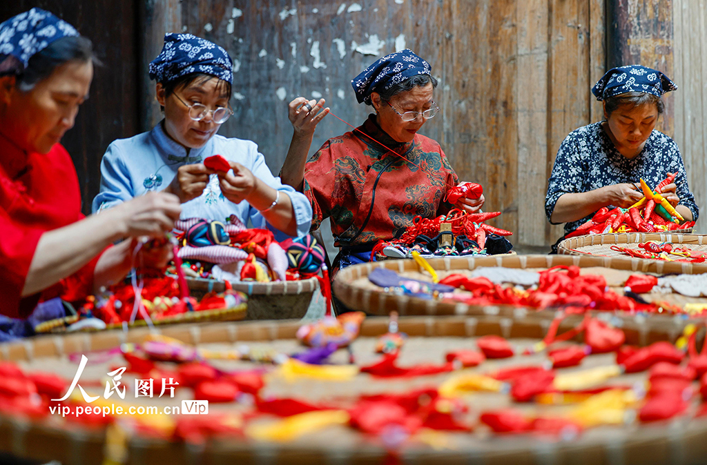 安徽歙縣：趕制“徽州端午錦”【4】