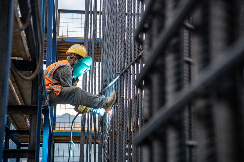 5月26日，工人在西渝高鐵任河特大橋建設現場施工作業。