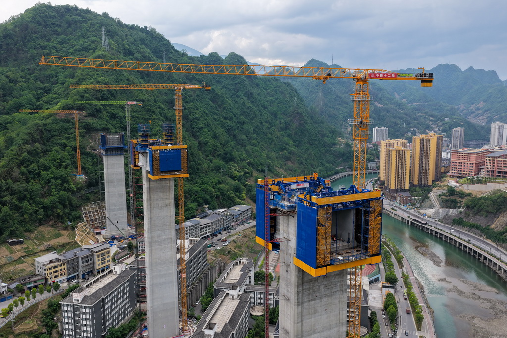 這是5月26日拍攝的西渝高鐵任河特大橋建設現場（無人機照片）。