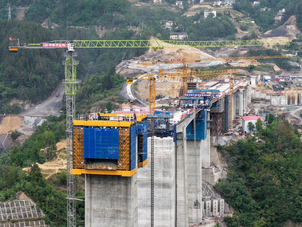 這是5月26日拍攝的西渝高鐵任河特大橋建設現場（無人機照片）。