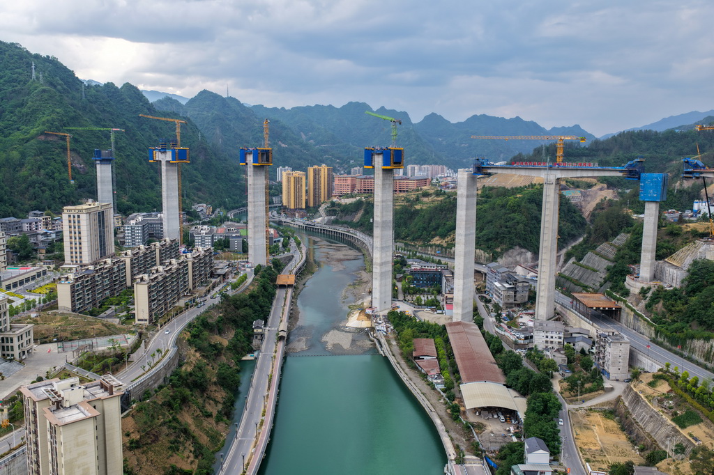 西渝高鐵城口任河特大橋進入梁部施工階段