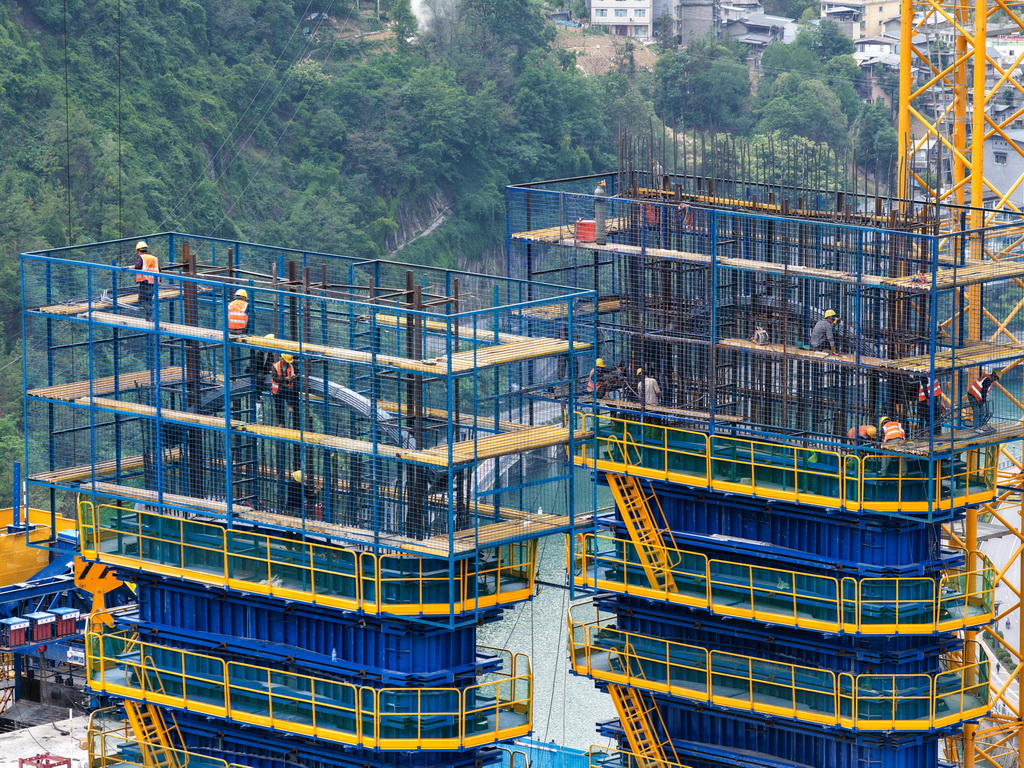 5月26日，工人在西渝高鐵任河特大橋建設現場施工作業（無人機照片）。