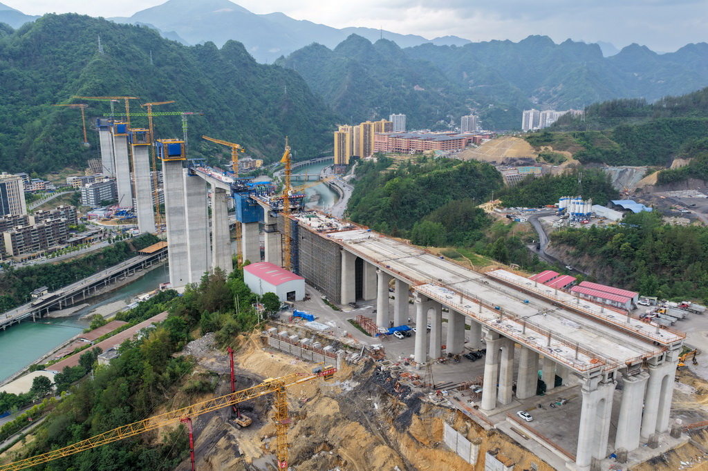 這是5月26日拍攝的西渝高鐵任河特大橋建設現場（無人機照片）。