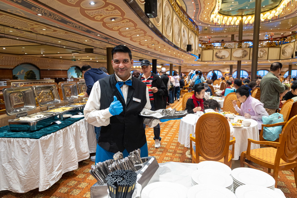 5月27日，工作人員在“愛達·地中?！碧柹蠟橛慰吞峁┓?。