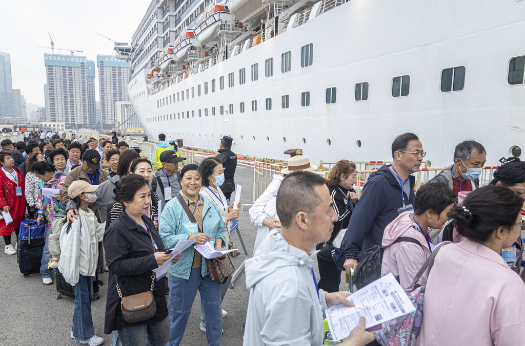 5月27日，游客在大連港國際郵輪中心準備登上“愛達·地中?！碧?。