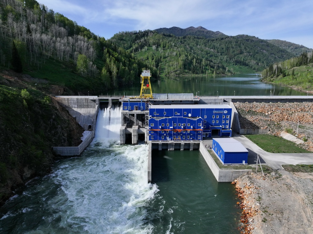 這是5月8日在哈薩克斯坦東哈州拍攝的圖爾古孫水電站（無人機照片）。新華社記者 李任滋 攝