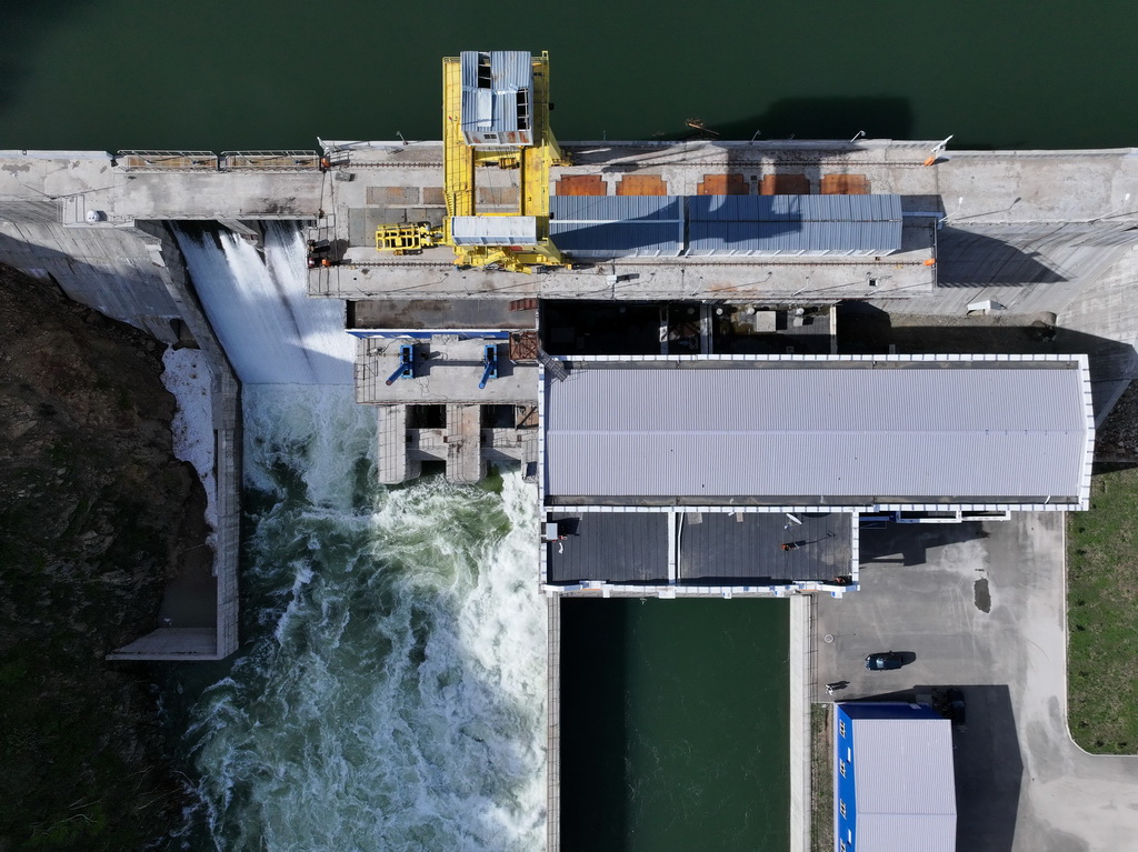 這是5月8日在哈薩克斯坦東哈州拍攝的圖爾古孫水電站（無人機照片）。新華社記者 李任滋 攝