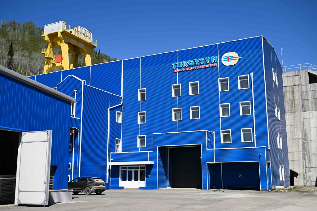 這是5月8日在哈薩克斯坦東哈州拍攝的圖爾古孫水電站機房。新華社記者 李任滋 攝