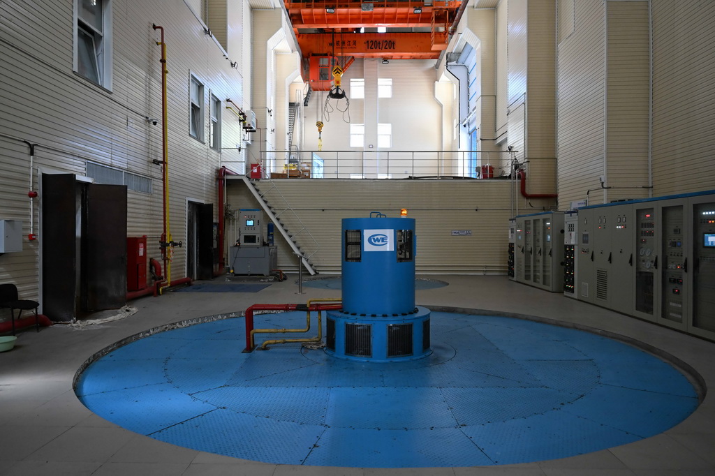 這是5月8日在哈薩克斯坦東哈州圖爾古孫水電站拍攝的一臺水輪發電機。新華社記者 李任滋 攝