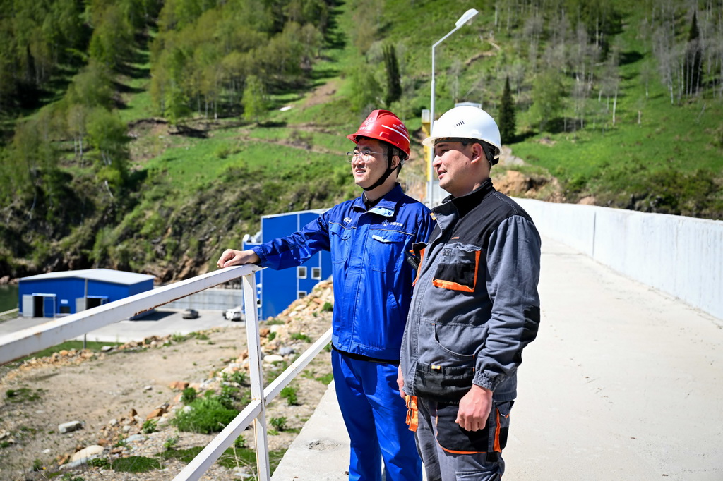5月8日，在哈薩克斯坦東哈州的圖爾古孫水電站，中交集團中國水利電力對外有限公司哈薩克斯坦分公司副總經理孫鵬（左）與水電站現場調度員扎爾加斯·伊謝諾夫交談。新華社記者 李任滋 攝