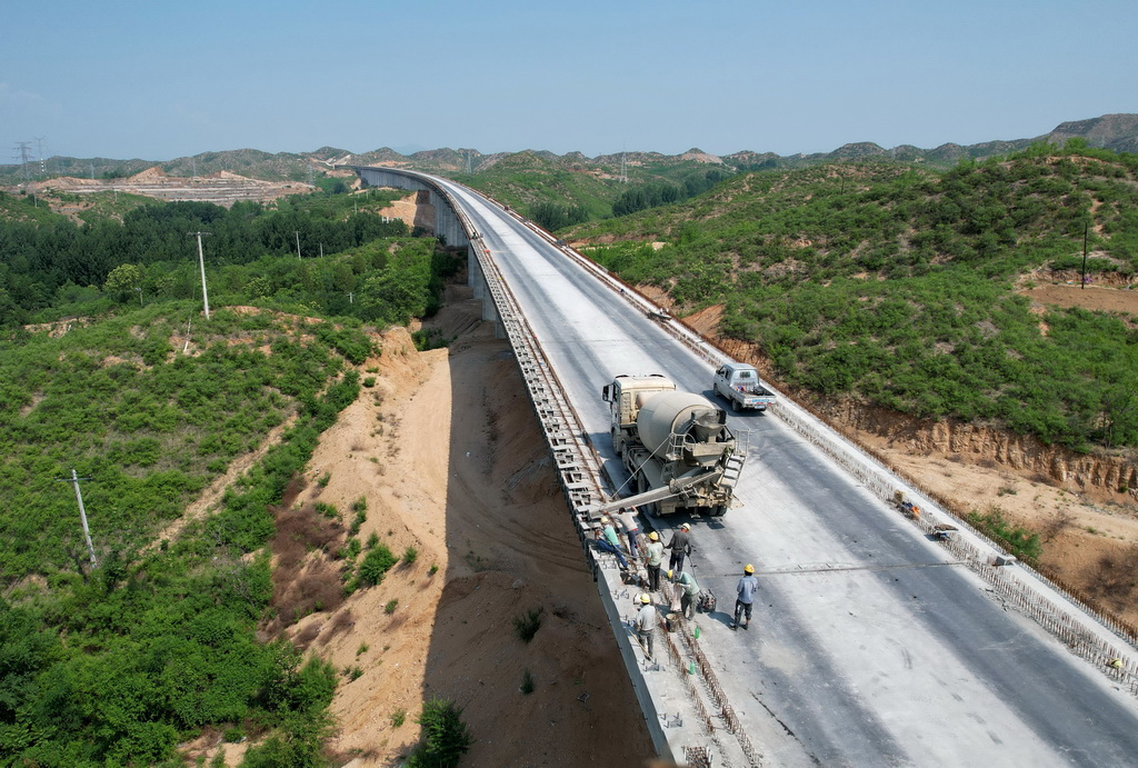 5月27日，中鐵十八局集團的工人在雄忻高鐵河北段站前四標建設工地施工（無人機照片）。